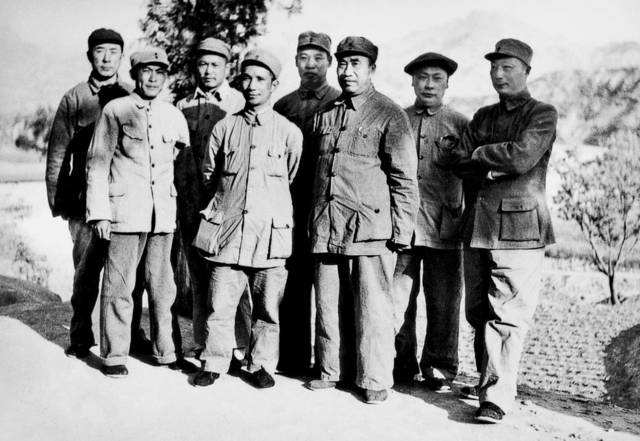 1942年，聂荣臻和李先念同在八路军总部开会。会后闲聊，李先念对聂荣臻说，你手下