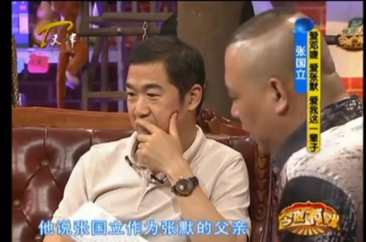 郭德纲跟张国立很相似，也是忙于事业，跟郭麒麟母亲离了婚。但他对郭麒麟特别严厉，他