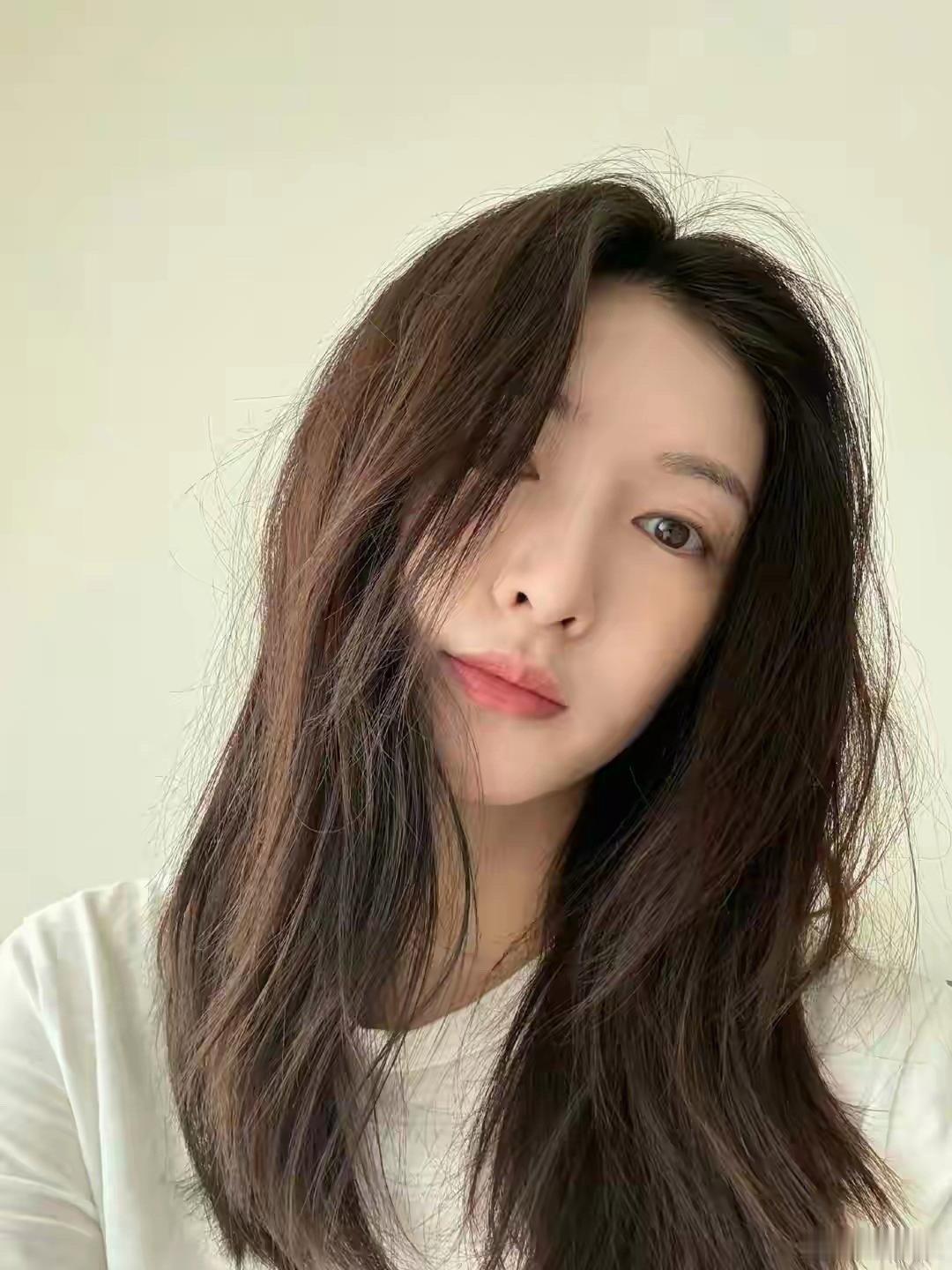 江疏影这组自拍也太清纯亮眼了，干净又元气，颜值状态双在线～