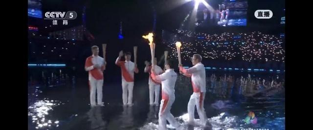 那天晚上，我正窝在沙发里边啃西瓜边刷手机直播，突然看到火炬手在水里奔跑的画面，西