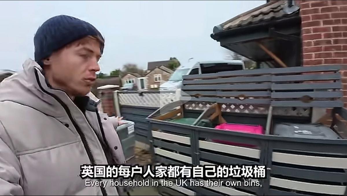 这位在中国生活了十多年的英国小伙子，回到英国看望父母，结果是对那里的生活各种不适