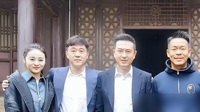 张嘉译拍戏，身边永远那几张脸，孙浩、姬他，跟了十几年。圈里人背后嘀咕，说这是带关系户进组。可张嘉译不