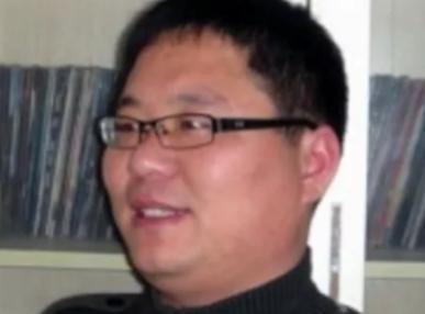 2011年，记者<em>崔松旺</em>长期不洗澡，不刷牙，每天从垃圾桶里捡别人丢弃的食物，坐在路