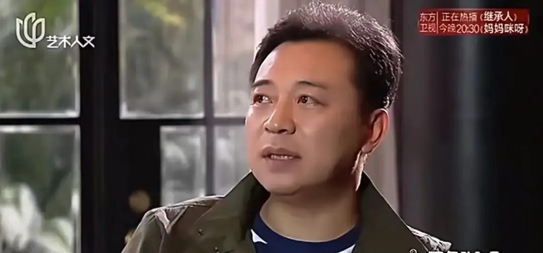 张晞临大年初三接到李路电话，说原定演蔡成功的演员临时撂挑子，剧组又穷得叮当响，问