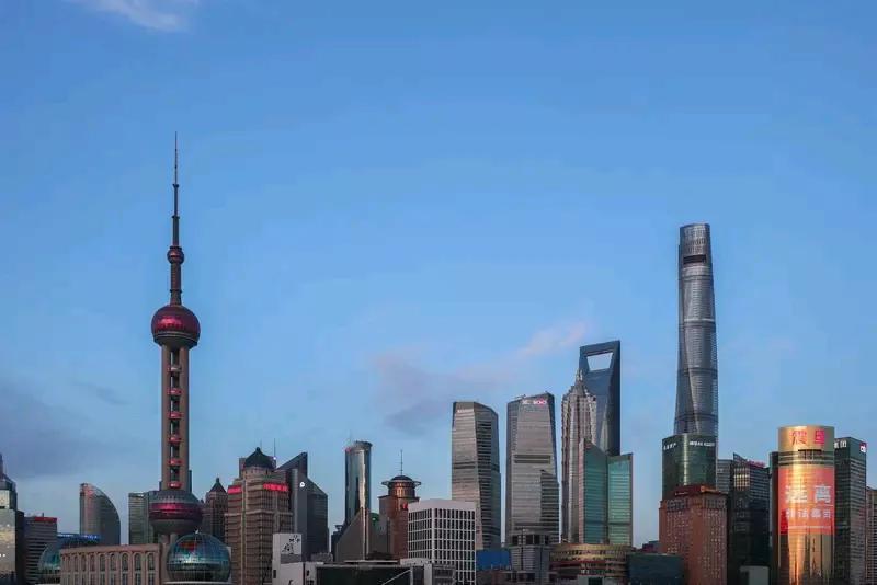 上海的房价，真的能压垮普通住户。很多人说普通住户三代人的努力都凑不齐一个首付，这