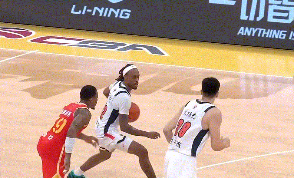 我去广厦要起势了，麦考尔这球没吹犯规，回过头吹了咱们小崔，太离谱了广厦男篮vs