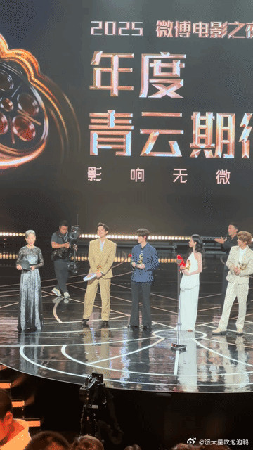 60多岁的叶童居然被一帮年轻艺人这么忽视？！一堆人都不知道谦让一下，选道具表演时