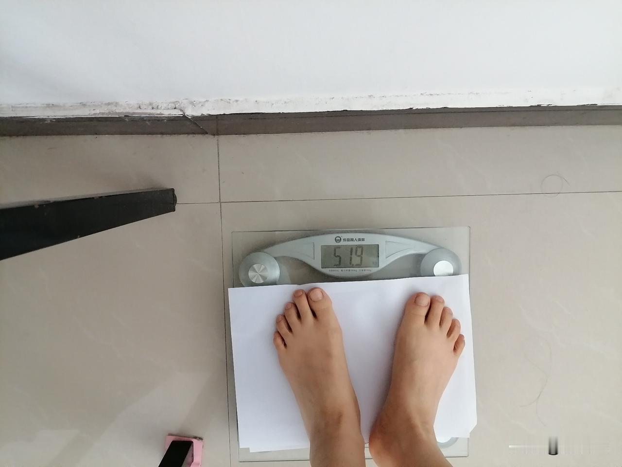 早晨起来站到体重秤上，数字竟然是51.9公斤。我现在竟然不到104斤。真是踏