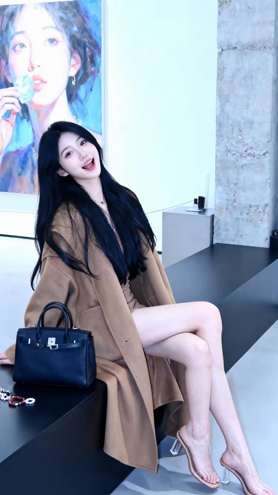 天生丽质，自带光芒！落落大方的美女气质超艳