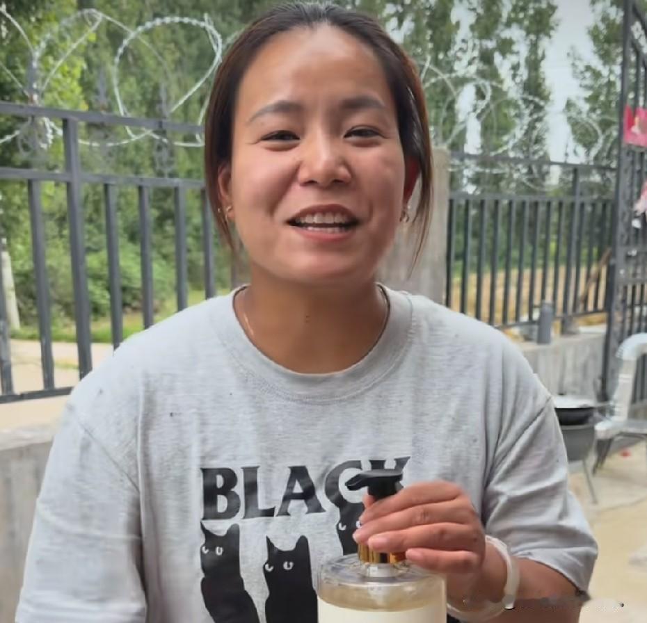 小故事！这李佳满脸堆笑，笑逐颜开笑。好像早上没发生任何事一样，早天还
