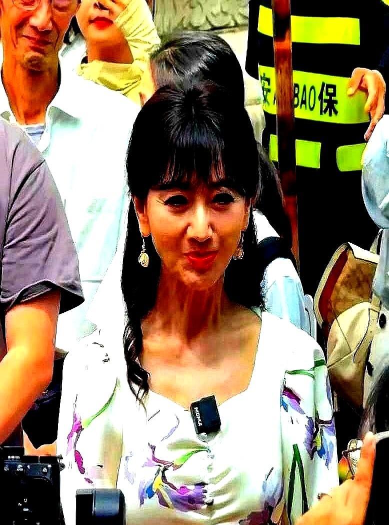 71岁赵雅芝生图，太吓人了！其现身杭州西湖，厚厚的粉底也难掩老态，全身都是老皮