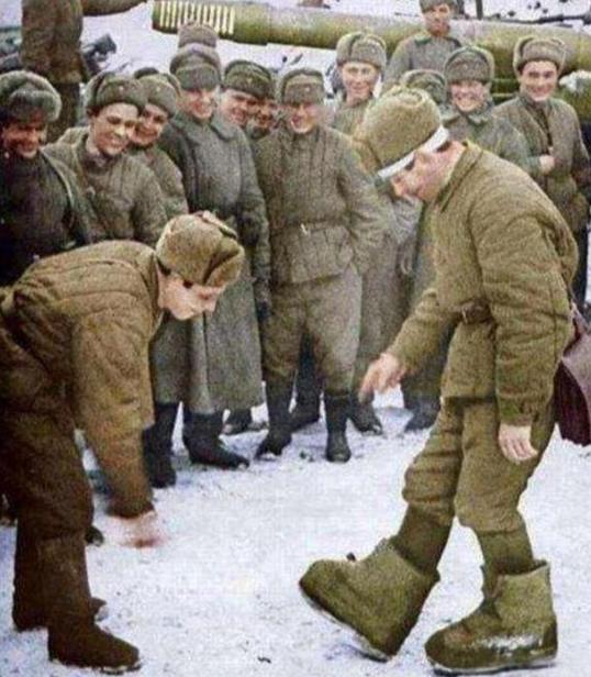 二战时德军有一个“怪癖”，明明装备精良，却每打死一个苏军士兵，就立刻脱掉军靴给自