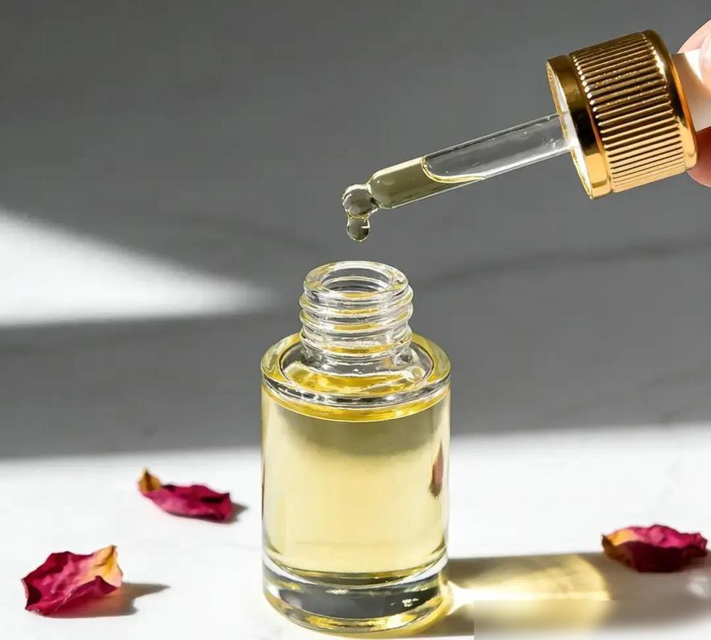 脸干到掉皮，她抹精油7天进医院。不是精油坏，是用法全错。医生一句话：把精油当保湿