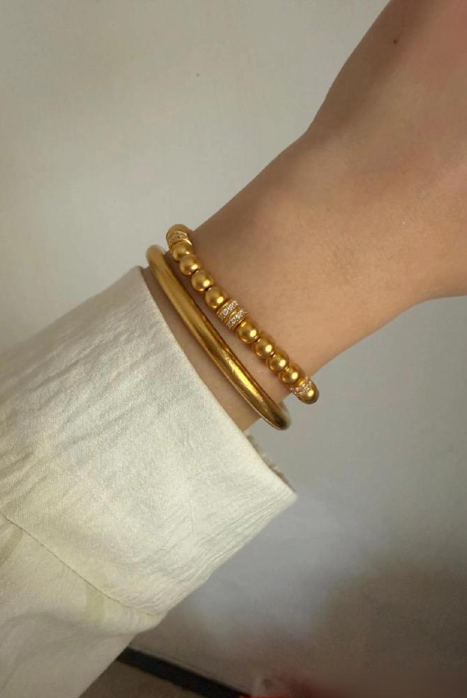 把十万块现金直接焊在手腕上出门，这已经不是富贵，是纯粹的心理折磨。这82克的