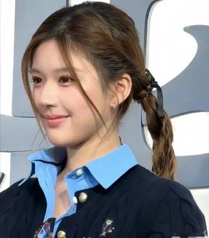 为什么赵露思素颜夸张的卧蚕，一上妆就立马自然