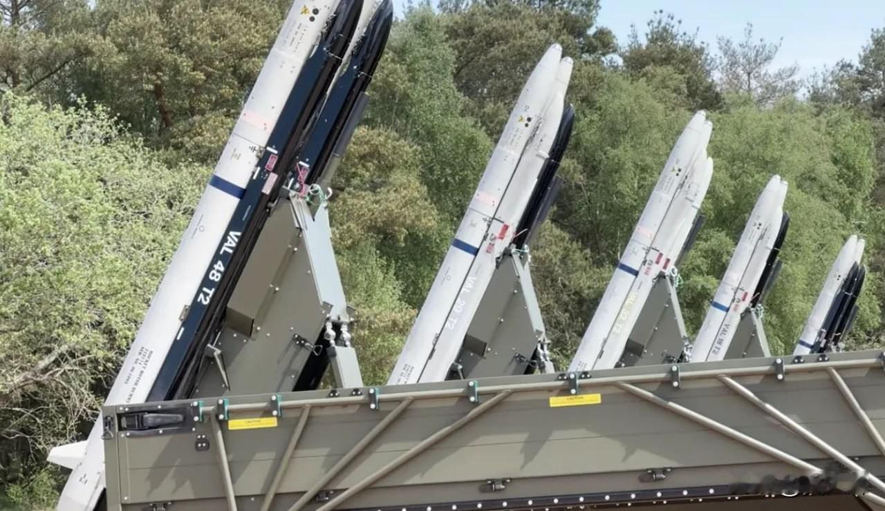 据英国《国防杂志》消息，英国已确认向乌克兰移交13套“渡鸦”防空系统。该国