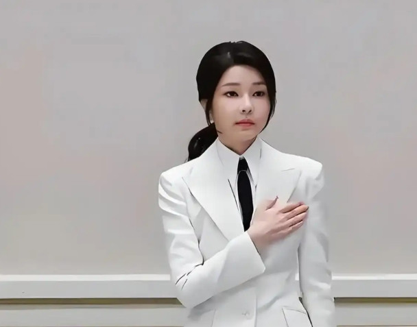 韩国前第一夫人被捕，念了一句中国古诗，可悲！可叹！根据韩媒《朝鲜日报》报道，韩