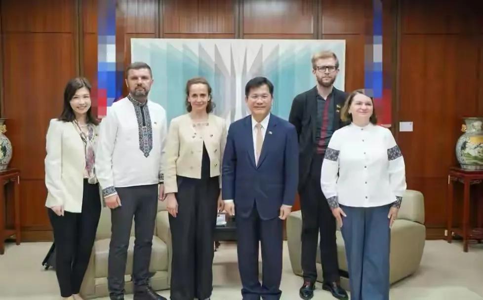 前脚乌克兰外长瑟比加称已收到中方访华邀请。后脚乌克兰最高拉达议员尤利娅·西尔科