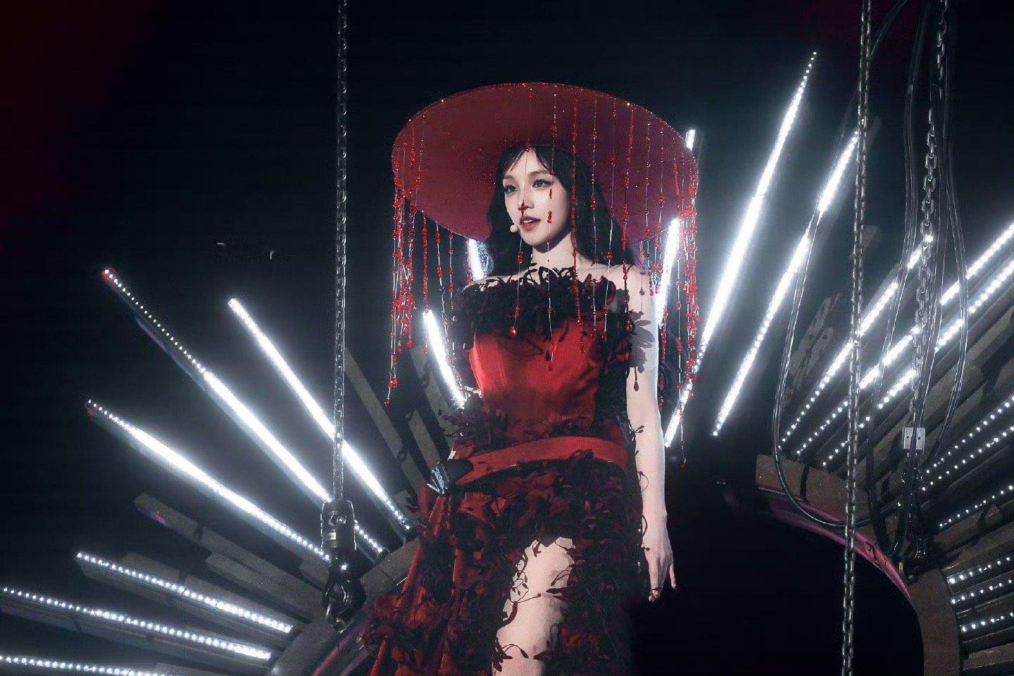 李晨发跑男团idle合照堪称一部行走的内娱综艺史。“跑男团”几乎成了宋雨琦的“娘