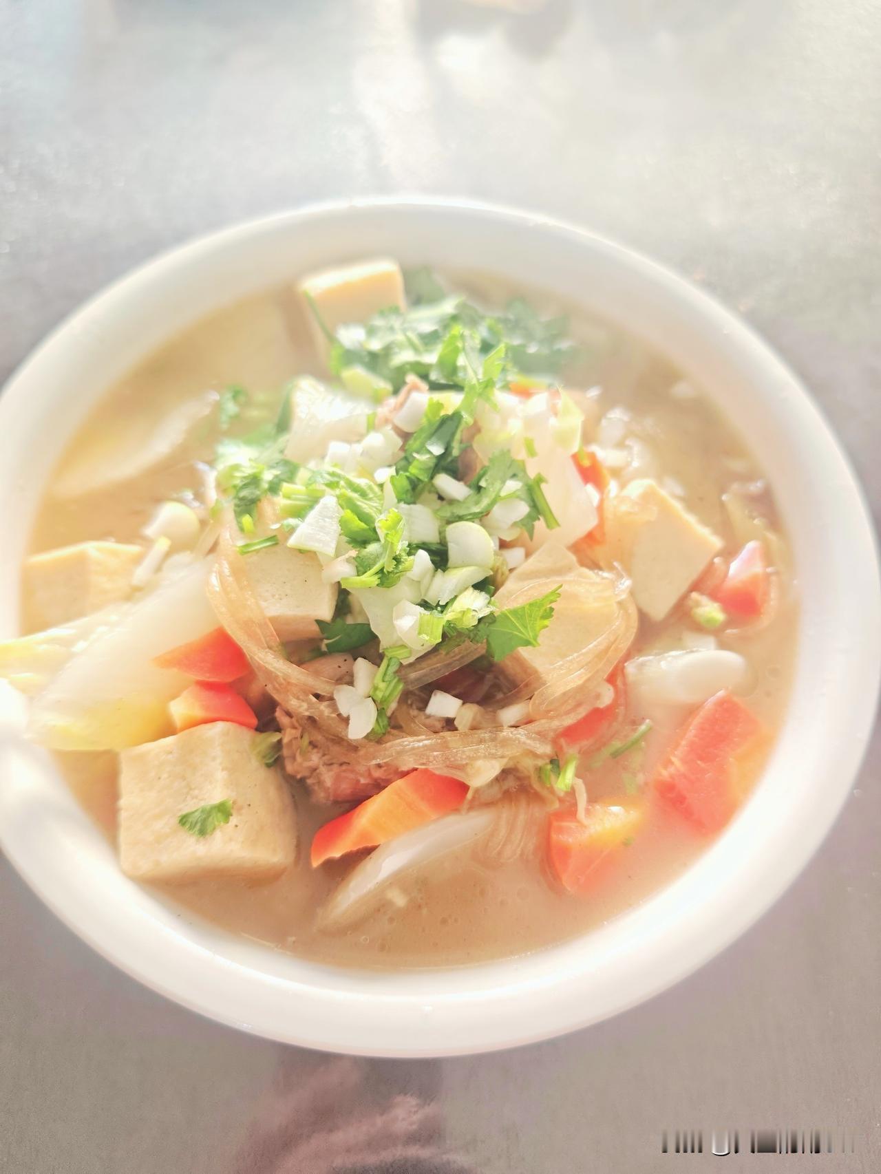 今天中午在家就做了一个羊肉炖菜，一碗米饭一个炖菜，都吃的有点撑了[捂脸哭]。