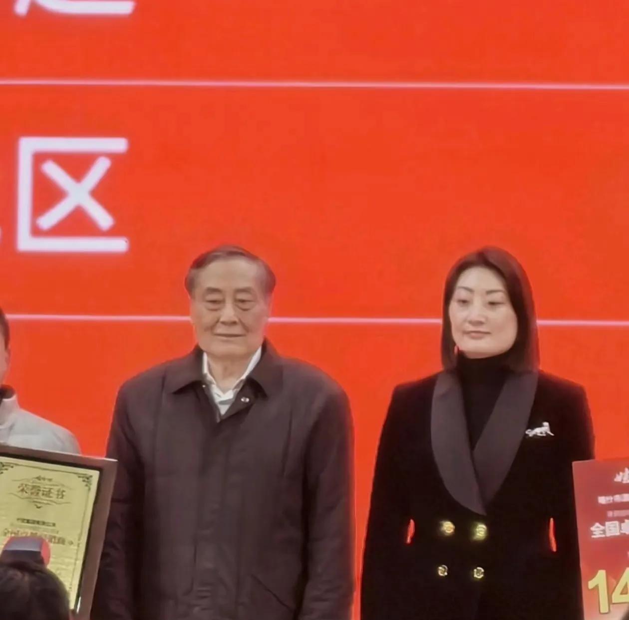 赌王何鸿燊都知道家业要交给有能力的孩子继承不论男女，剩下的孩子能分到一点股权，这