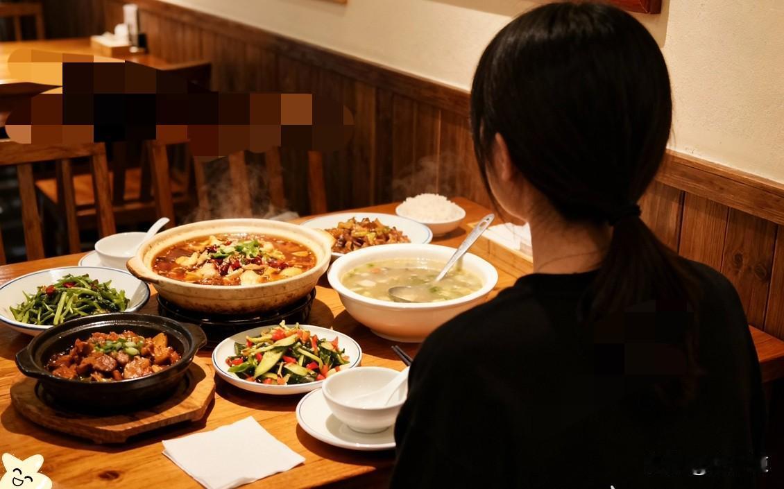 “相亲翻车了!”安徽,一男一女相亲对象到饭店用餐,桌上刚端来的红烧鱼还冒着油星,