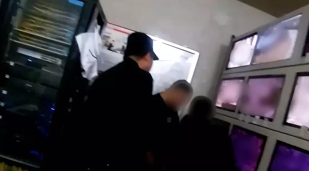 2月24日大连发生了一件让人又惊又喜的事儿。张女士把装11万现金的绿色袋子放家