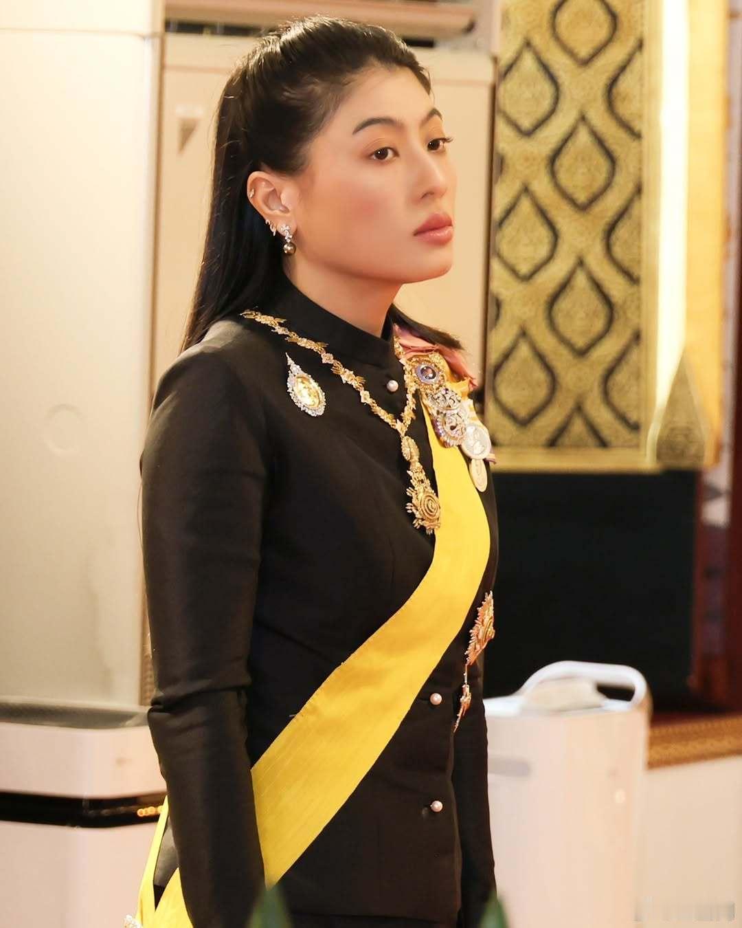 泰国王室🇹🇭6月18日，哇集拉隆功国王和苏提达王后、不丹国王吉格梅·凯萨尔