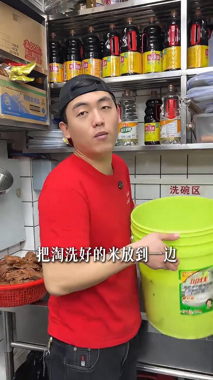 炒饭的米必须用现蒸的，不接受任何反驳，但是很多人蒸饭都蒸不明白。·首先用我单身