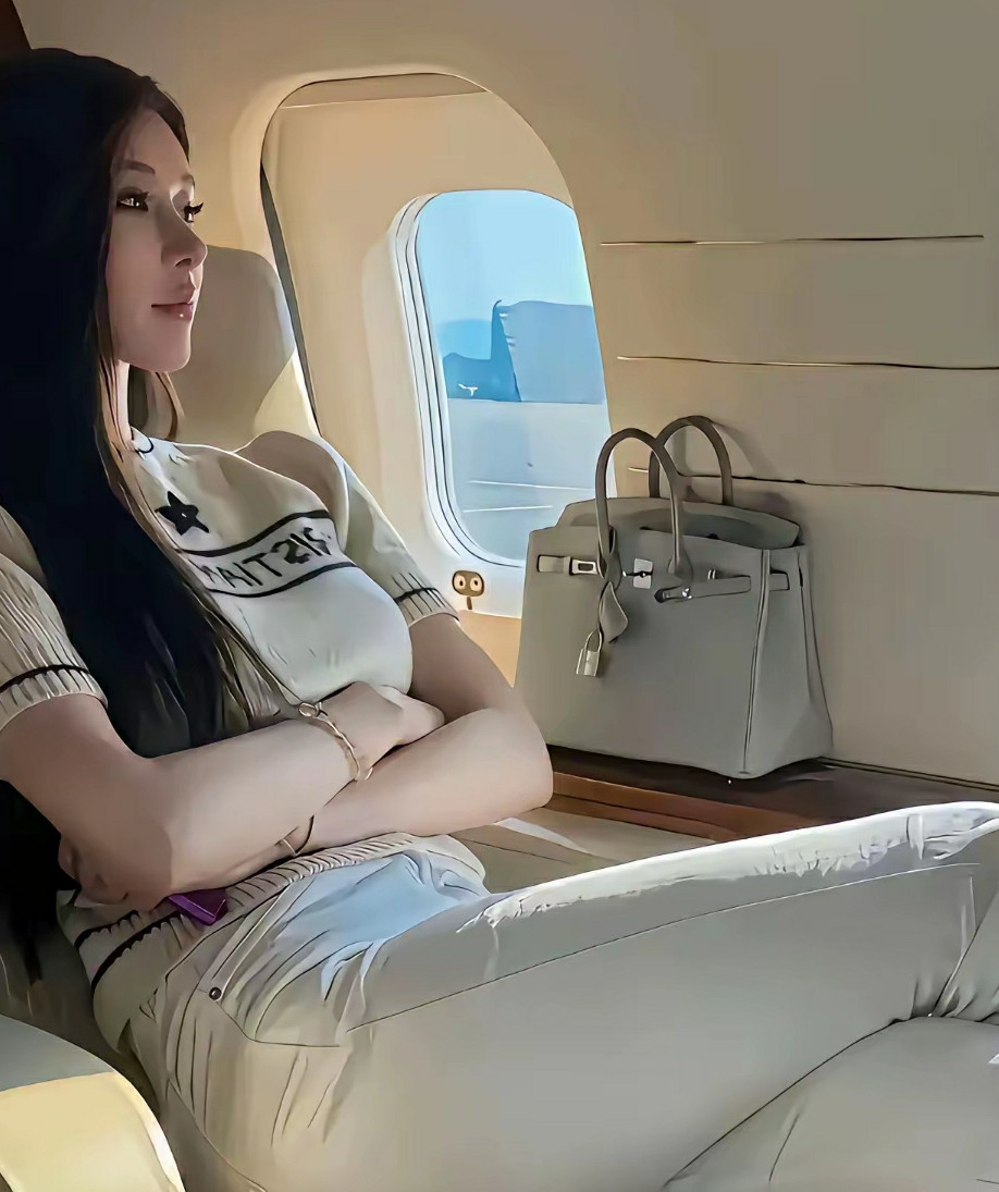 这位美女是谁？从照片来看坐的应该是专机
