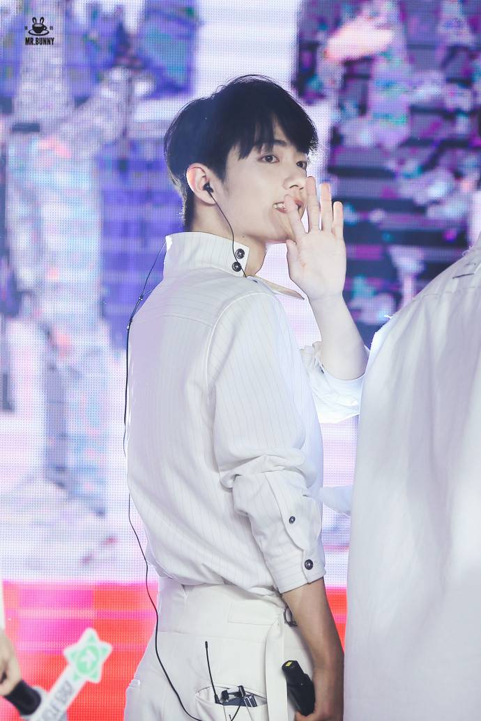 白衣爱豆小赞，少年感拉满！看得出肖战在重庆街头非常忙了◎肖战