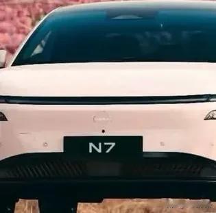 坐进N7后排的瞬间，1米8的壮汉会突然发现——原来纯电动车的后排能这么“放肆”。