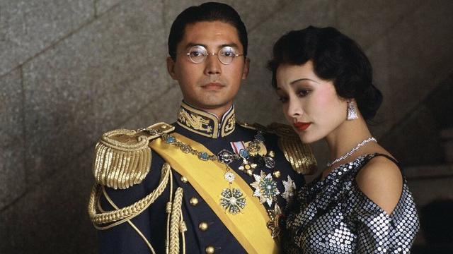 1950年冬天，抚顺战犯管理所里，一个中年人站在走廊里，盯着远处的窗户发呆。