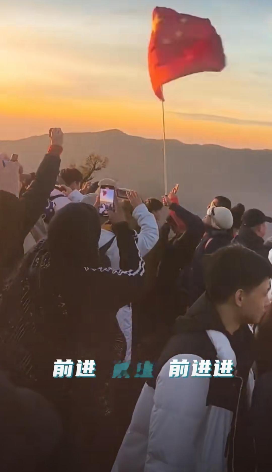 国庆假期刚过，社交媒体上一条“帕劳蓝洞潜水如入全国代表大会”的帖子火了。视频里，