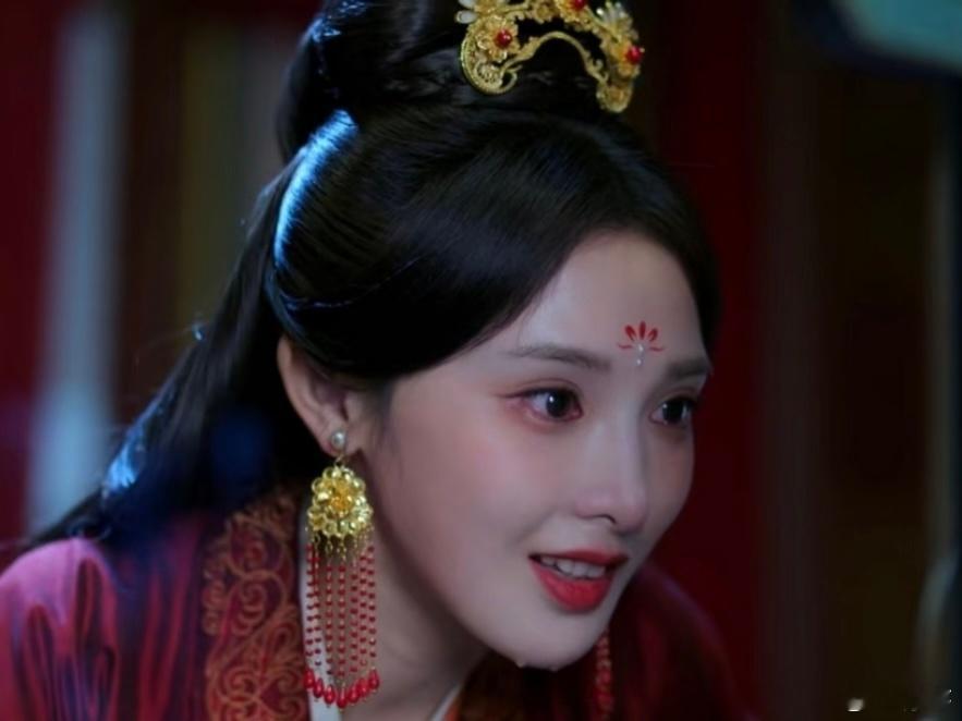 怎么会有这么霸气的女演员！彭小苒一穿紫色就是那种高冷神秘的气质，红衣一换，马上就