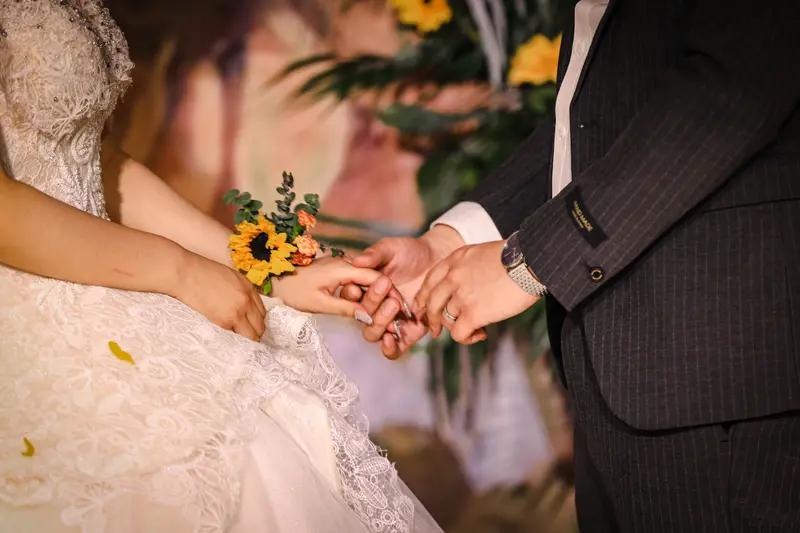 老公姨家孩子昨天结婚的。他周五晚上就去帮忙。第1次近距离的接触婚礼，打电话给我感
