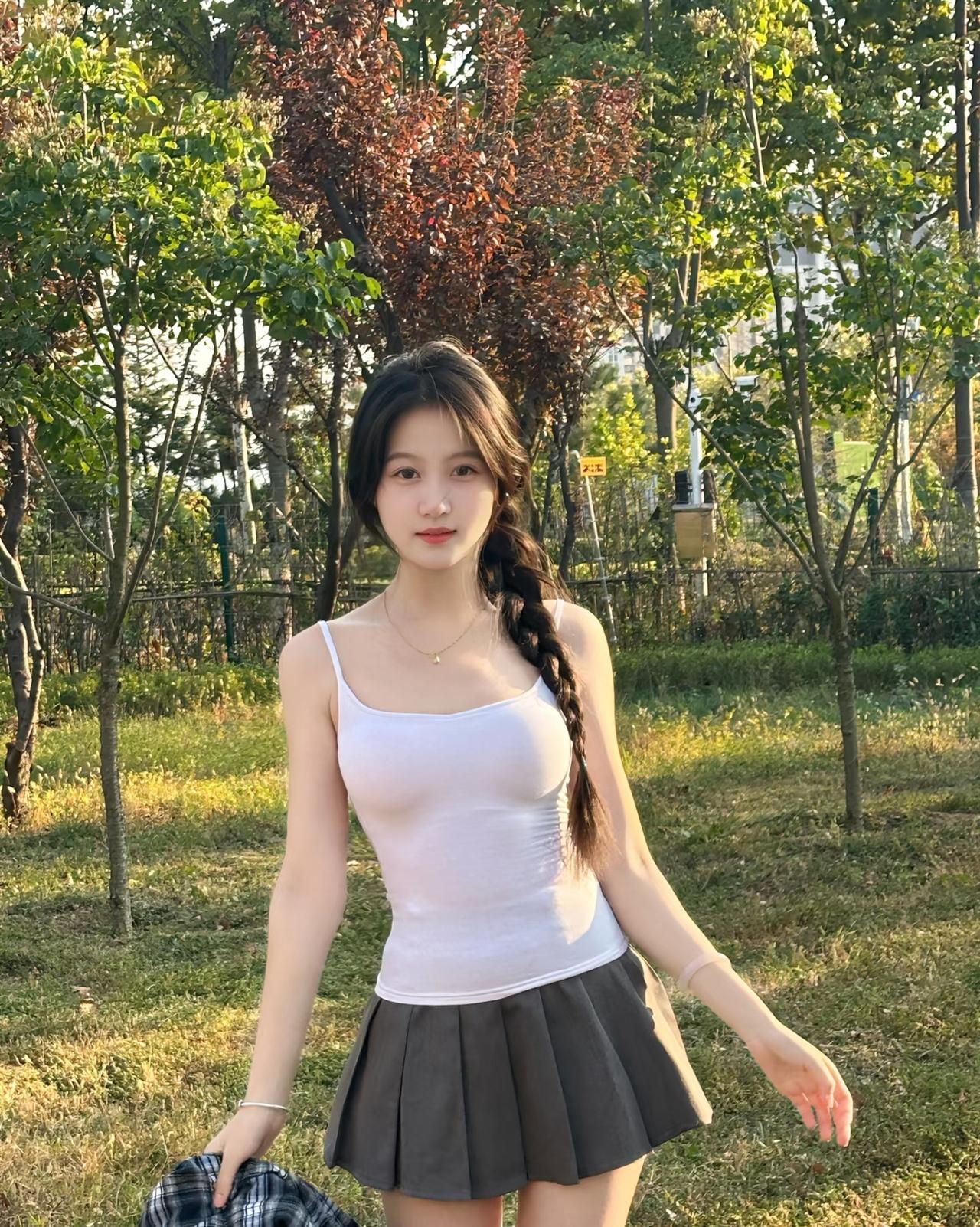 朝有酒今朝醉，明日寻欢明日随，岁月悠悠情韵美，人生处处绽芳菲。