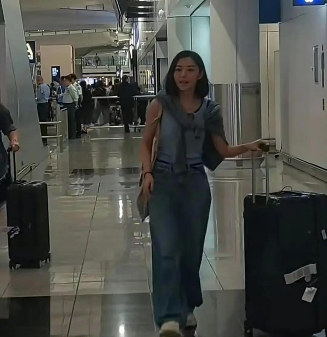 反差感拉满！新晋百花影后卫诗雅，独自推行李回港看完卫诗雅机场画面，终于懂梁