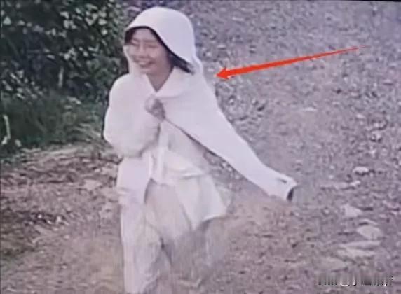 太可怜了！23岁独行女孩已身亡，夜晚身穿白衣独入山林，内情太令人扎心！一位年