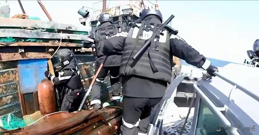 两条船、一条命！韩国海警这次惹大祸了，一名40多岁的中国籍水手死了。韩方给出的死