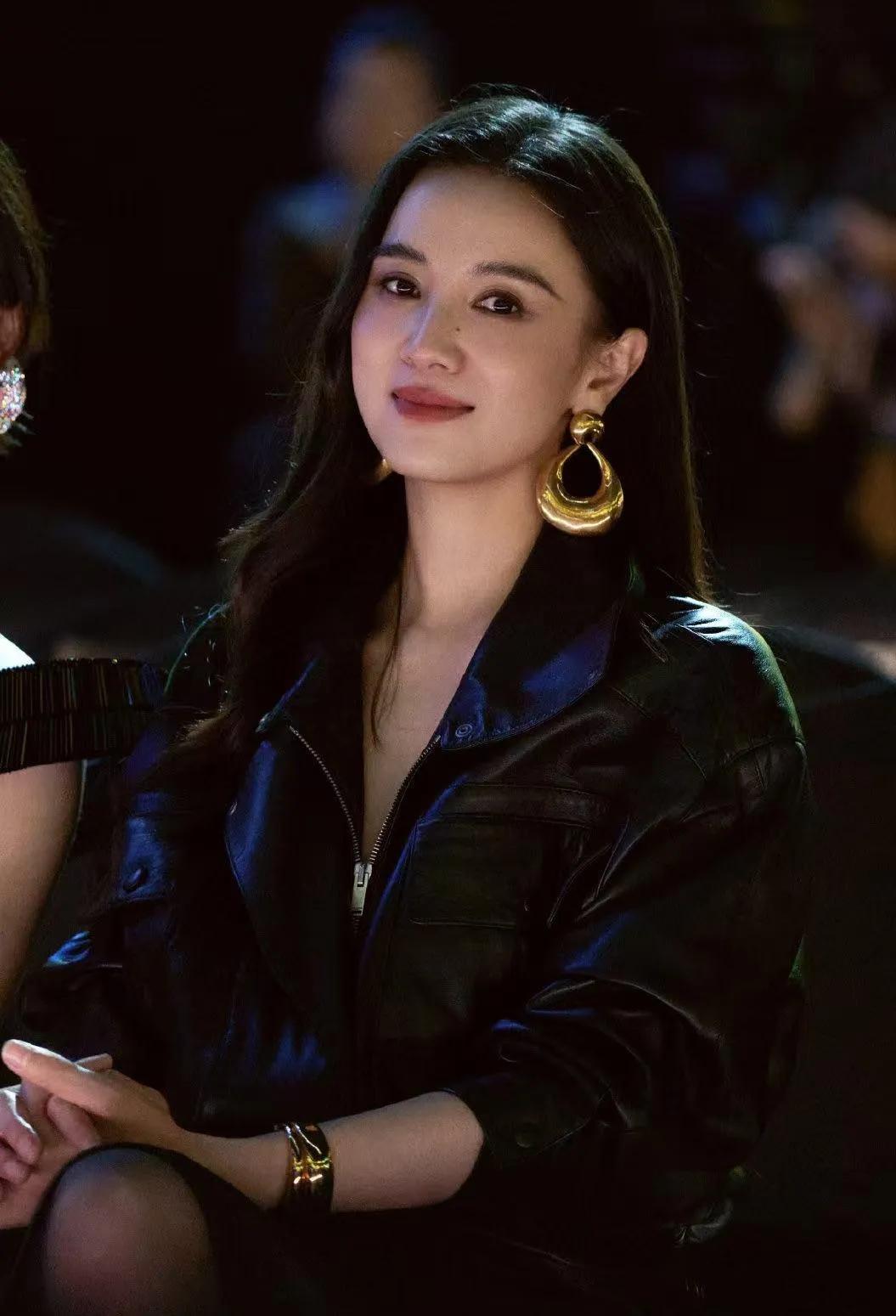 🖤宋佳的这身AllBlack造型，把“又美又飒”四个字穿在了身上！一