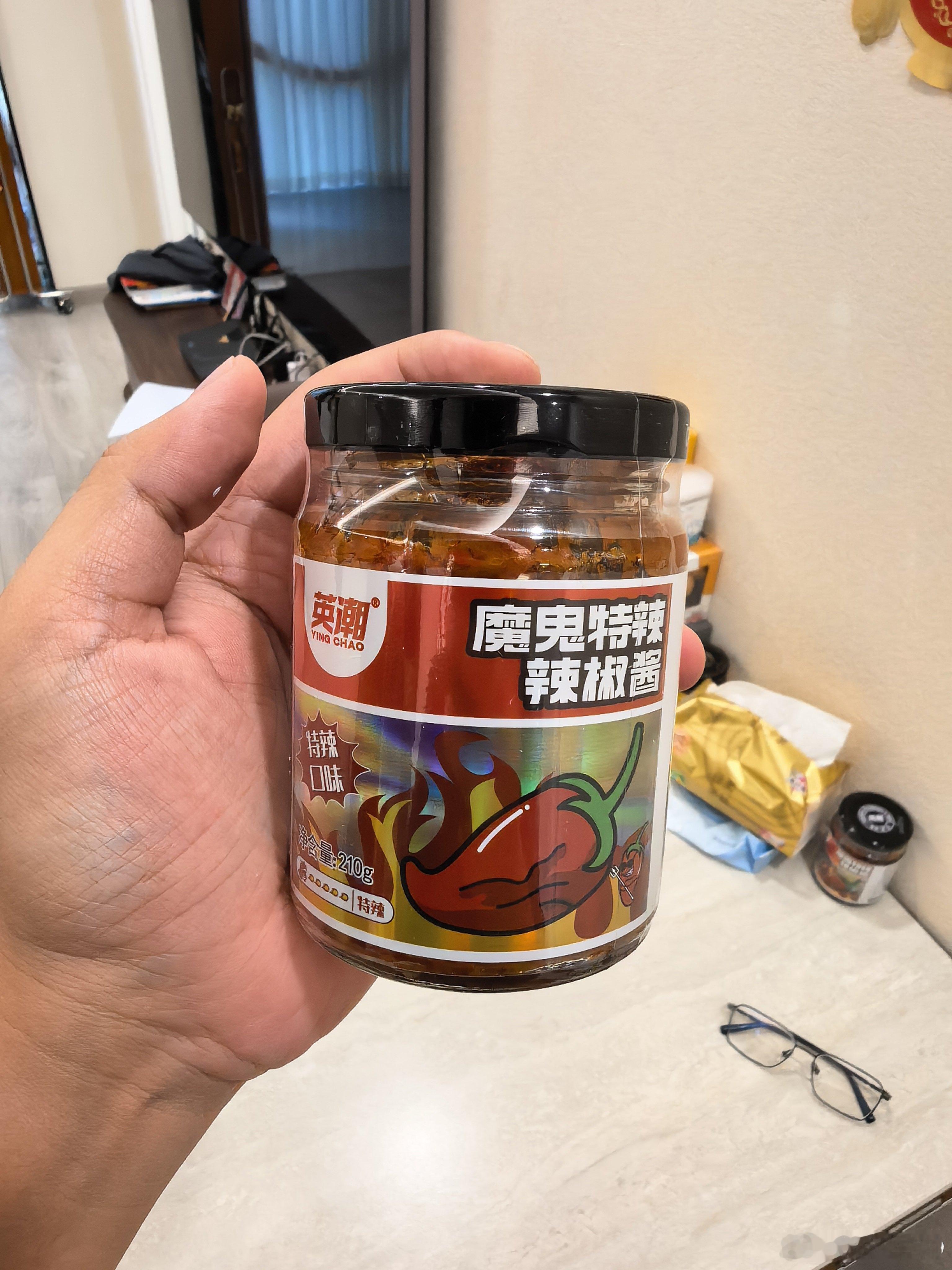 这个魔鬼辣椒酱味道超级好，已经变成家里日常调料了，公司也放着一罐，沾着华莱士手扒