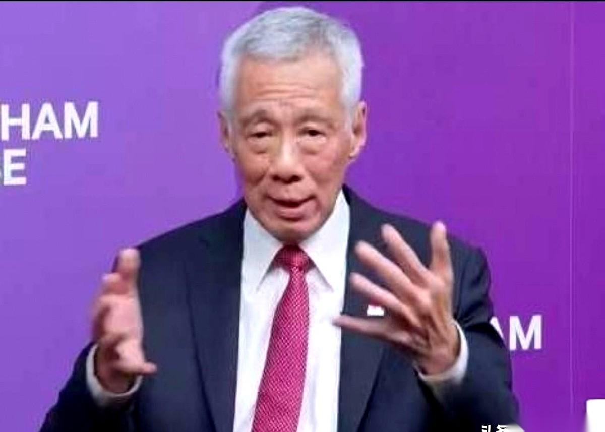 在英国人面前，一张华人面孔，大夸特夸印度，说人家年轻人多，未来是他们的，能超过咱