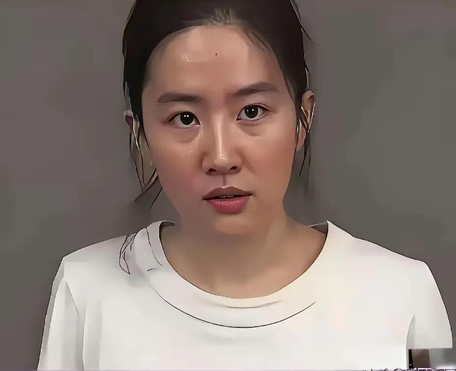 好多人第一眼都以为这是刘亦菲，素颜状态太真实了，眼袋看着挺明显，脸上带着一股疲惫
