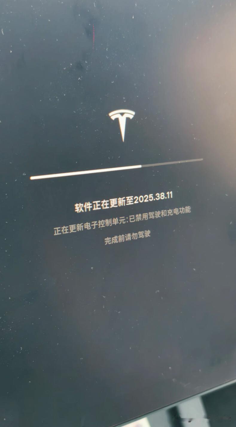 我应该不是第一个被困在车上的特斯拉车主眼瞅着2分钟的路快到单位了被一辆来回