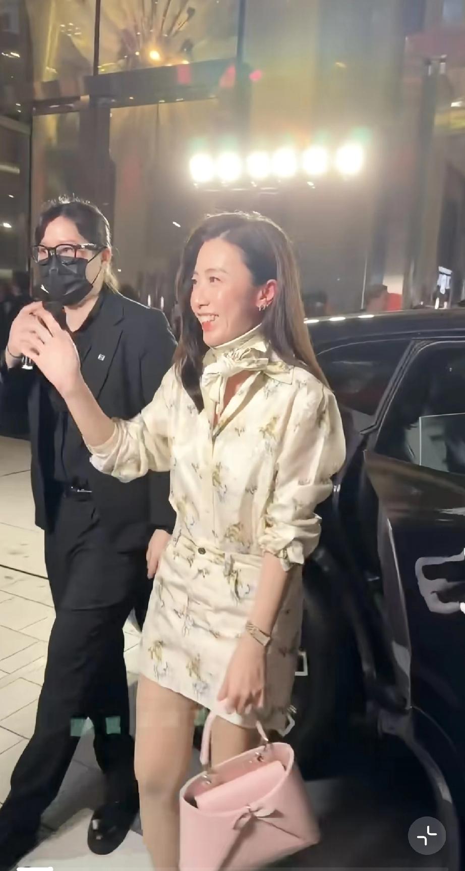 3月27日，甘比香港参加时装周，真是越活越年轻了，整个人状态就像是二三十岁一样，