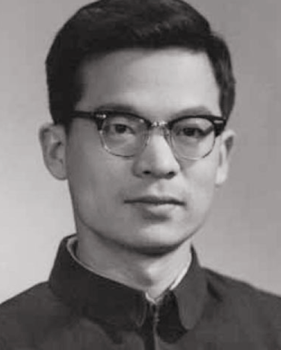 1966年，一名医生来到江苏昆山的一个村庄，来给一头老母牛接生。小牛降生后的几天