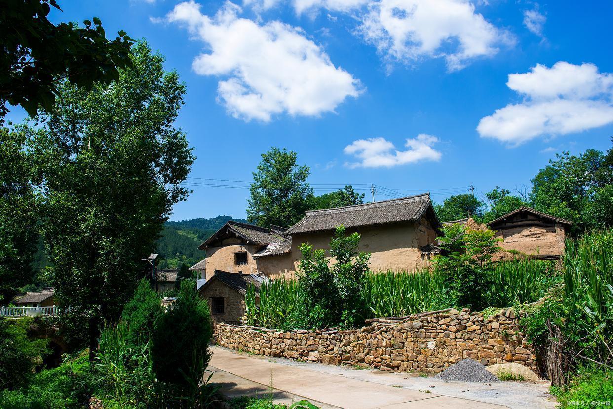 邻居的女儿结婚才2个月，现在要闹离婚，离婚原因是婆婆买的房子没写她老公的名字，房