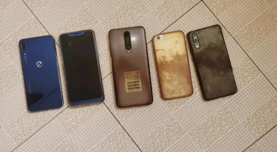 家里翻出来的旧手机，还有利用价值吗？右边两个是华为P20和iphone6