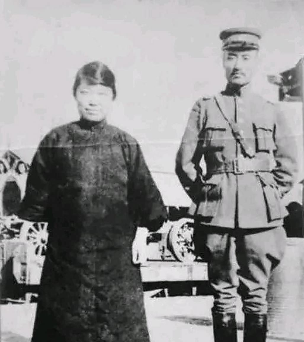 1925年12月25日，张作霖的卫队长高金山将郭松龄夫妇押到辽河边，郭松龄拍着胸